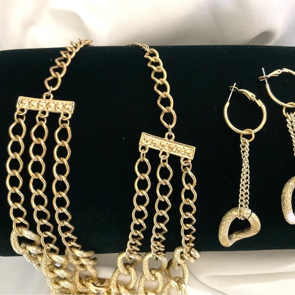 VINTAGE GOLDTONE CHAIN NECKLACE & EARRINGS - Picture 10 of 10